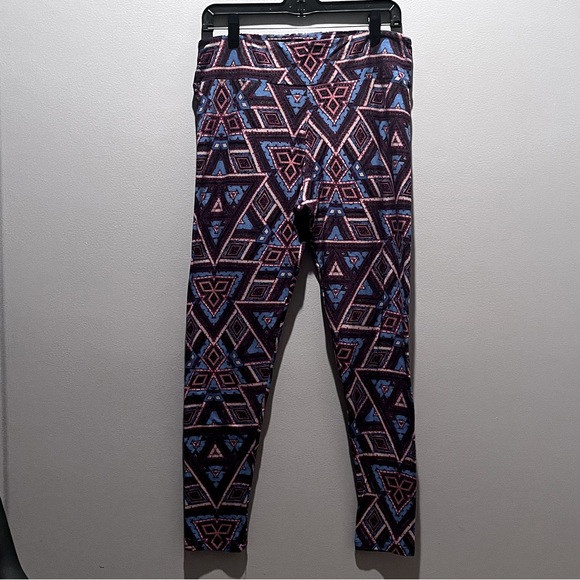 2/$25 LuLaRoe Soft Geometric Patterned Leggings Pants Tall & Curvy - Picture 1 of 4